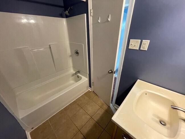 Building Photo - AVAILABLE NOW! 4 BEDROOM 2 BATH SINGLE FAMILY HOME IN CAROLLANE FARMS