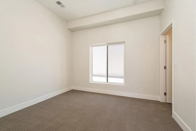 Building Photo - Modern 3 bed / 2.5 bed farmhouse townhome for rent