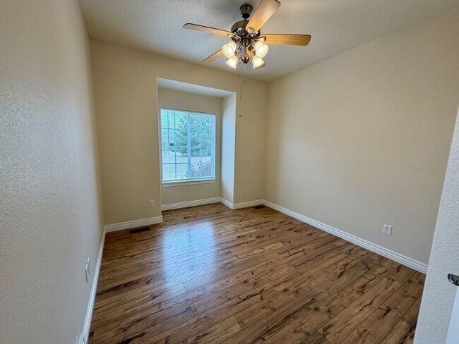 Building Photo - 625 Red Tail Dr