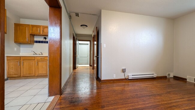 Building Photo - 704 Hickory St