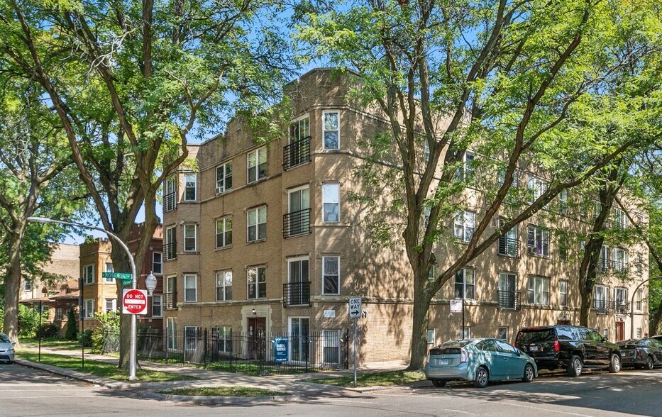 Photo of the building from outside - 2554 W Rosemont Ave