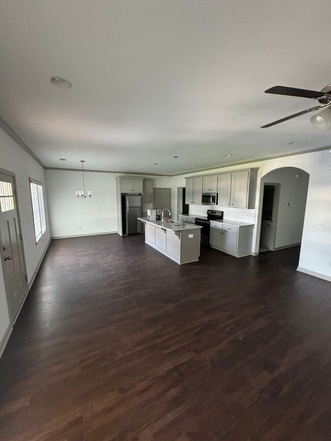 Building Photo - Charming 3BR/2BA with Easy Access to Shopping & Dining