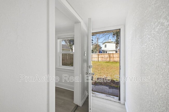 Building Photo - 828 W 42nd St