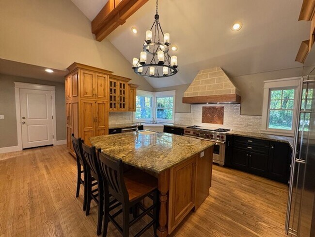 Building Photo - Gorgeous 5 bedroom, 4.5 bath, Westside Dan...