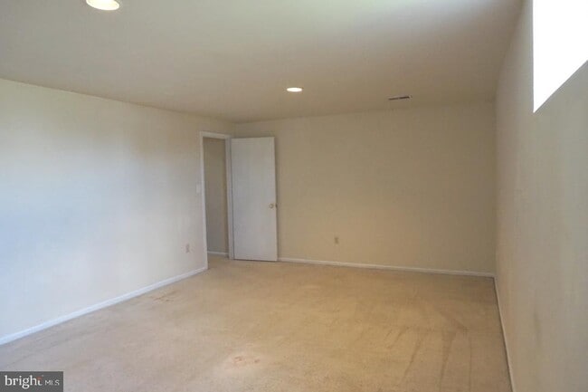 Building Photo - 141 Thames Dr