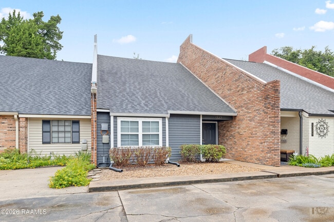 Building Photo - 1327 W St Mary Blvd