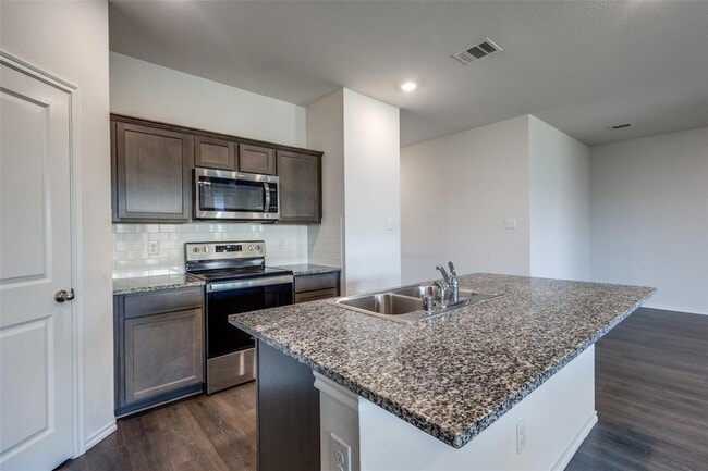Building Photo - 808 Saddle Horn Way
