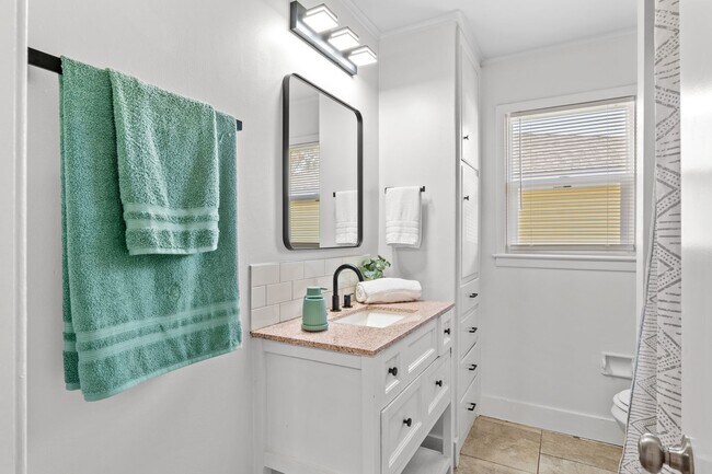 Building Photo - 3BR/1BA Home with W/D Hookups + Holiday Move-In Special $250 !!