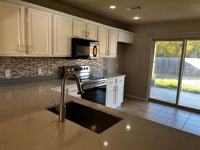 Building Photo - Charming 3-Bedroom Home with 2 Full Baths ...