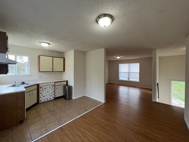 Building Photo - Large 4 Bedroom Home at I-44 and HWY 100