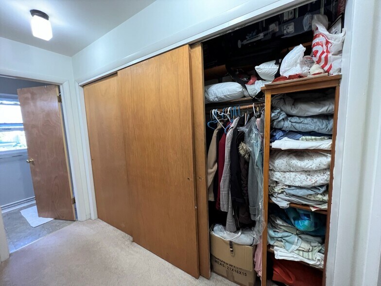 Building Photo - 103 W Oregon St