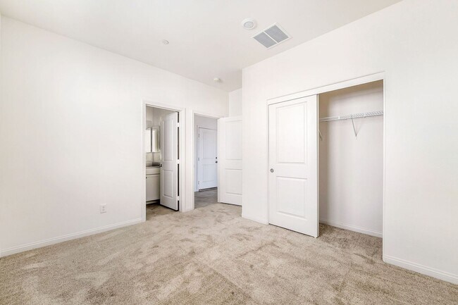 Building Photo - Modern Open-Concept Home with Loft & Designer Finishes in Inspirada!