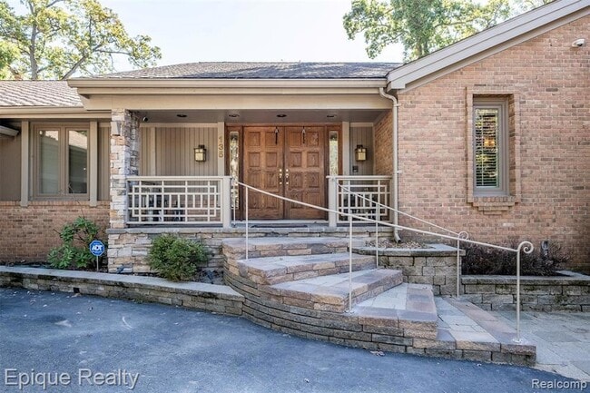 Building Photo - 135 W Hickory Grove Rd