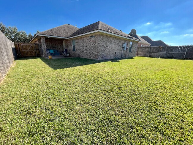 Building Photo - AUGUST 2026 PRE-LEASE Beautiful 4 Bedroom 3 Bathroom Home in Dove Crossing