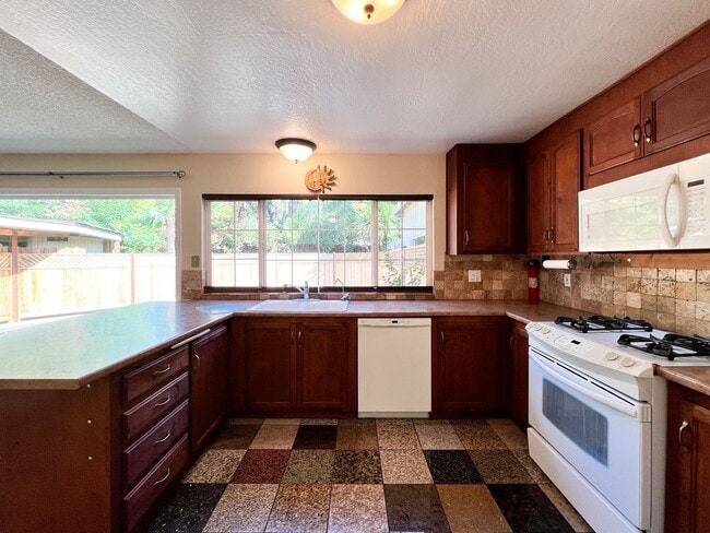 Building Photo - Charming 1 Bedroom, 1 Bath Rental with Pri...