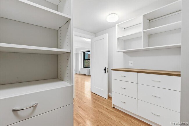 Building Photo - 15 E Kirby St