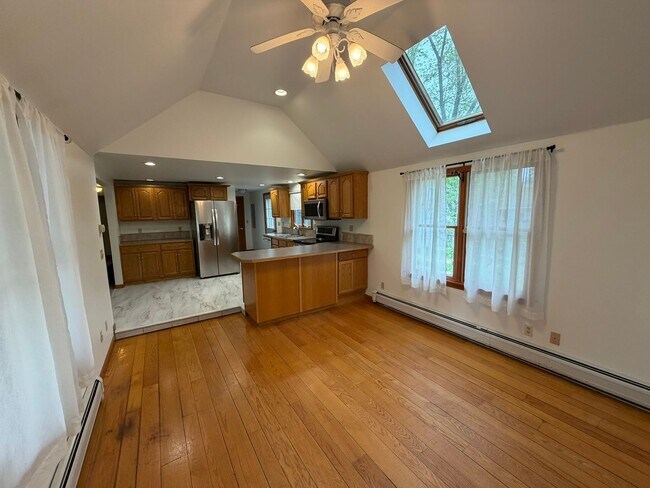 Building Photo - Beautiful 4 Bed / 2 Bath, Single Family Home. Close to Downtown Northampton!