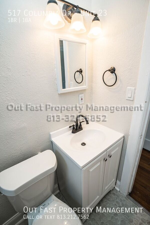 Building Photo - 517 Columbia Dr
