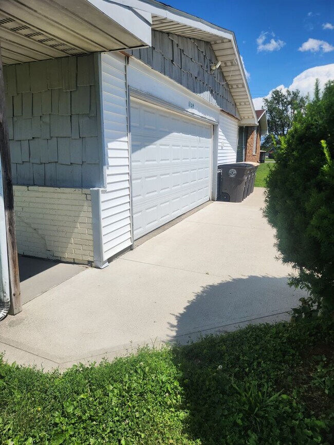 Building Photo - 1124 Lake Forest Dr