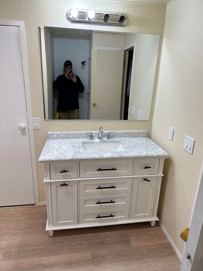 Building Photo - Standalone Unit in SW Bend