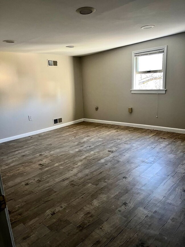 Building Photo - *** Amazing Apartment in Mt. Washington * Pet Friendly * Duplex style * Available Now * Spacious ...