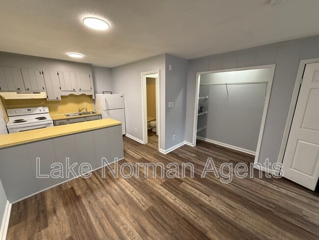 Building Photo - 435 3rd Ave Dr SE