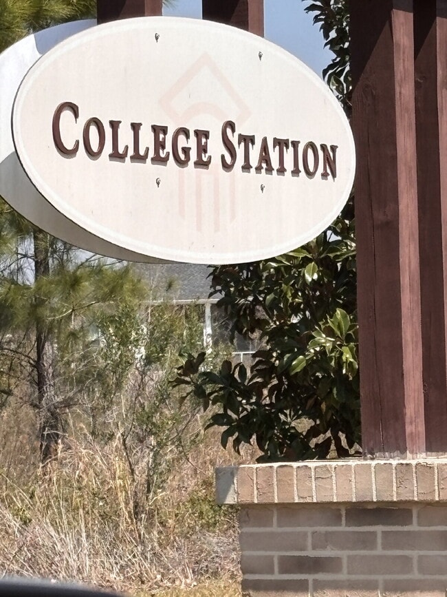 Building Photo - Need Space?  How about 5 bedrooms, 2.5 baths + an extra bonus area upstairs so that the kids can ...