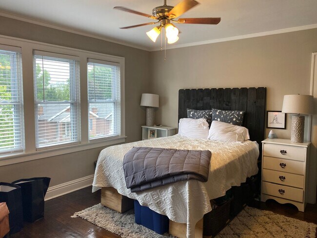 Building Photo - Large Spacious Home with 2 Car Garage in South Hampton