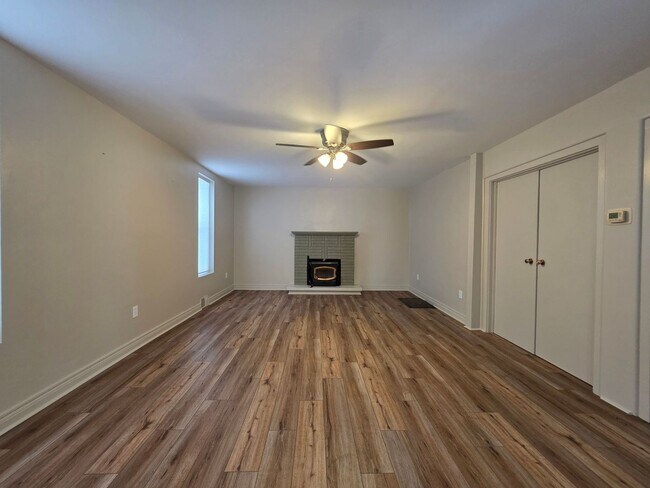 Building Photo - Four Bedroom House Available in Battle Creek!