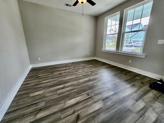Building Photo - LIKE NEW Executive Home In Coveted Midtown...