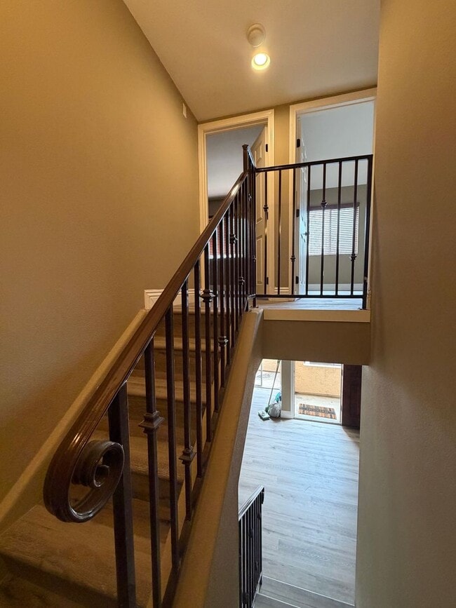 Building Photo - Spacious 2 Bedroom, 2.5 Bath Two-Story Townhome UTC
