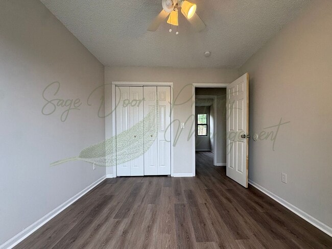 Building Photo - SPACIOUS TOWNHOME IN KANSAS CITY
