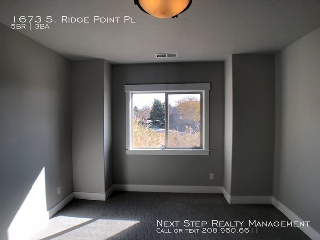 Building Photo - 5 bed 3 bath - Right Next to Table Rock