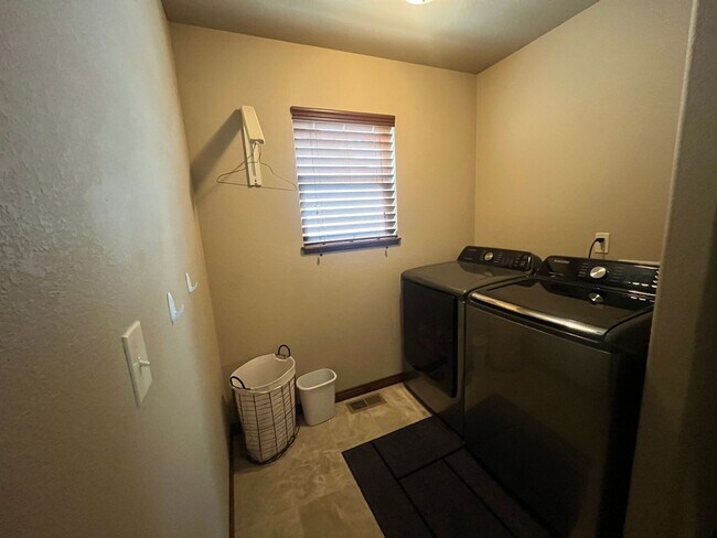 Building Photo - Beautiful single-family home in Berthoud!