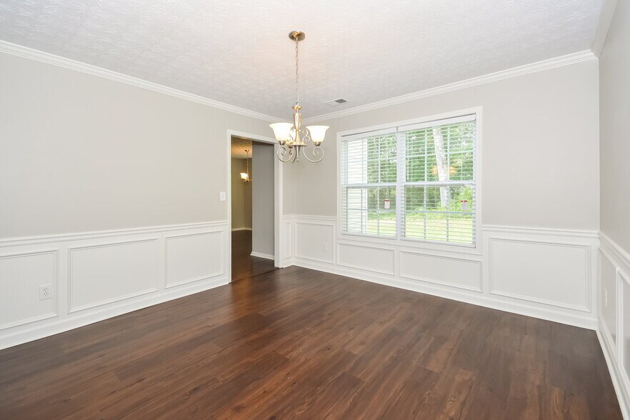 Building Photo - 2424 Santa Barbra Ct SE
