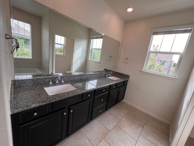 Building Photo - Spacious 4 Bedroom, 3 Bath Home with Bonus Room, 2 Car Garage in Westpark Village!