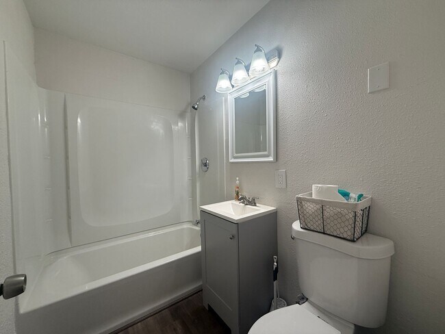 Building Photo - 3 bedrooms, 2-bathroom home with pool in Visalia, CA!