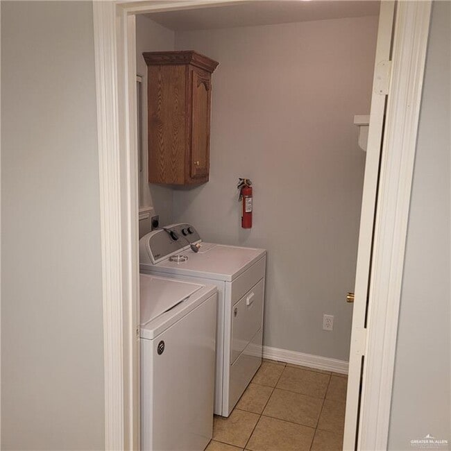 Building Photo - 7 W Candlelight Ln