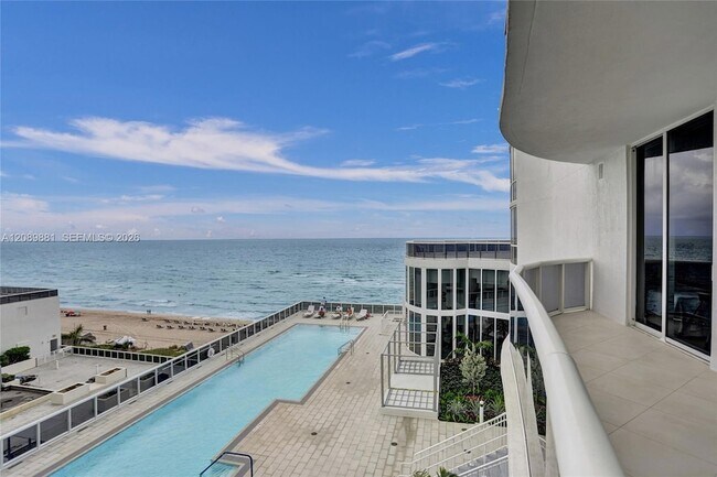 Building Photo - 15901 Collins Ave
