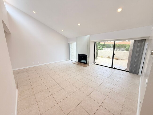 Building Photo - Beautifully Remodeled Condo in Saddlerock Estates
