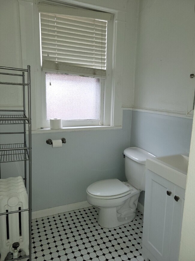 Building Photo - Two Bedroom Condo with Bonus Room in Shadyside