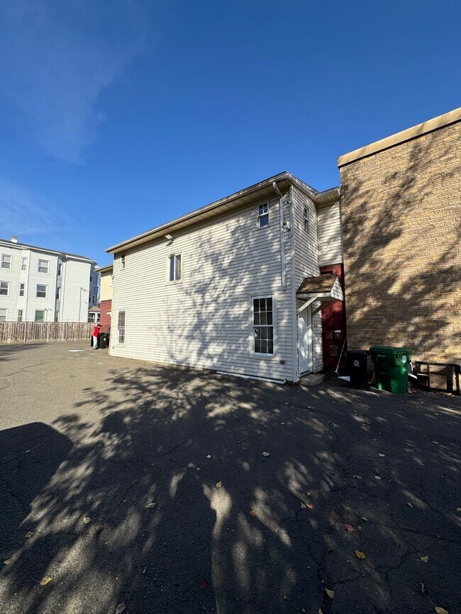 Building Photo - 1036 Chicopee St