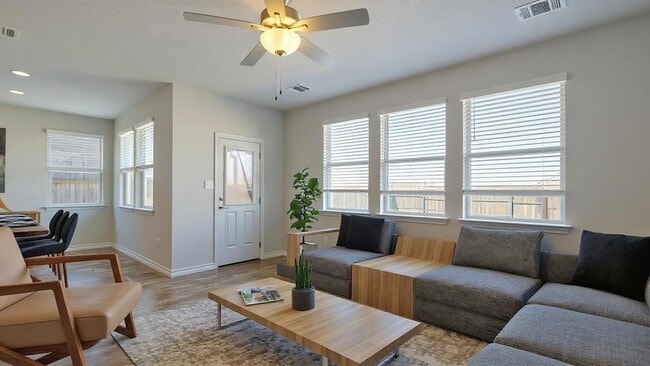 Building Photo - 798 Eves Necklace Dr.