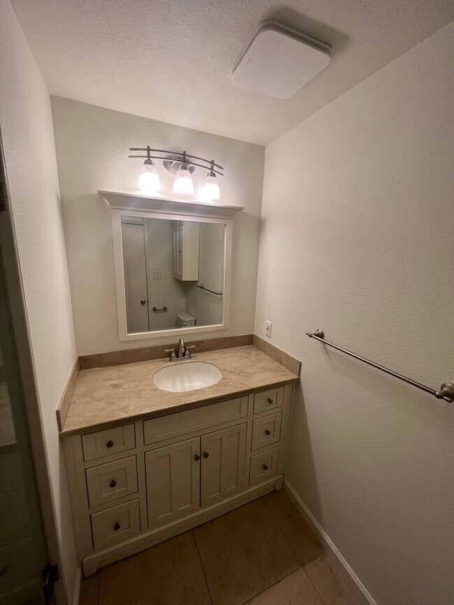 Building Photo - 2 Bedroom 2 Bath Spacious Condo For Rent in Long Beach Comes with Assigned Garage Space - Marketi...