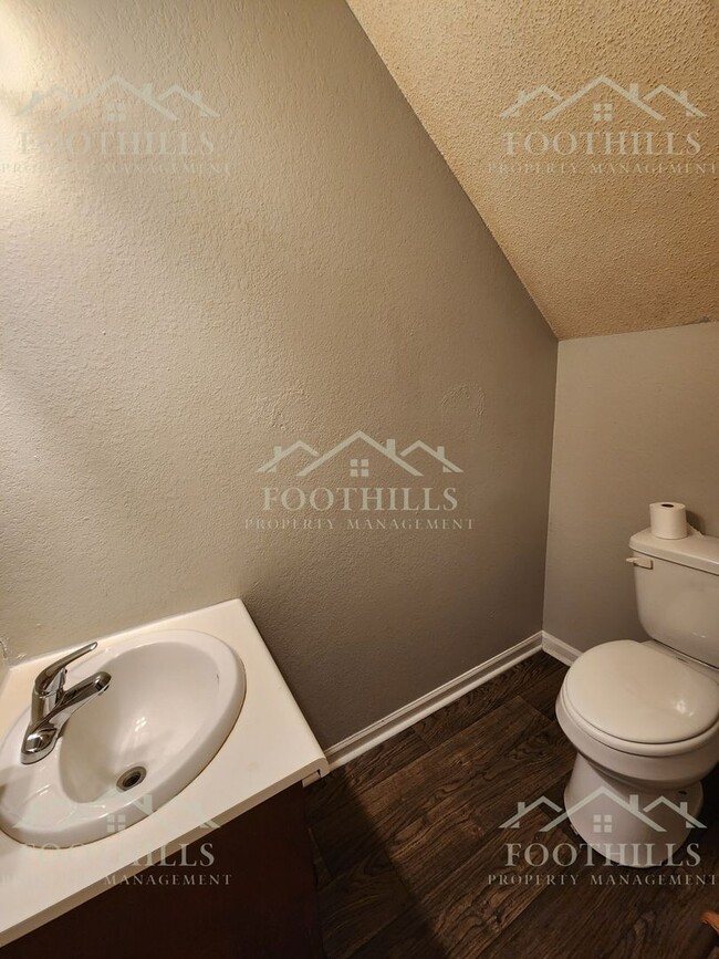 Building Photo - Modern 2-Bedroom Townhouse Near Anderson U...