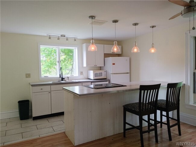 Building Photo - 770 Lake Rd