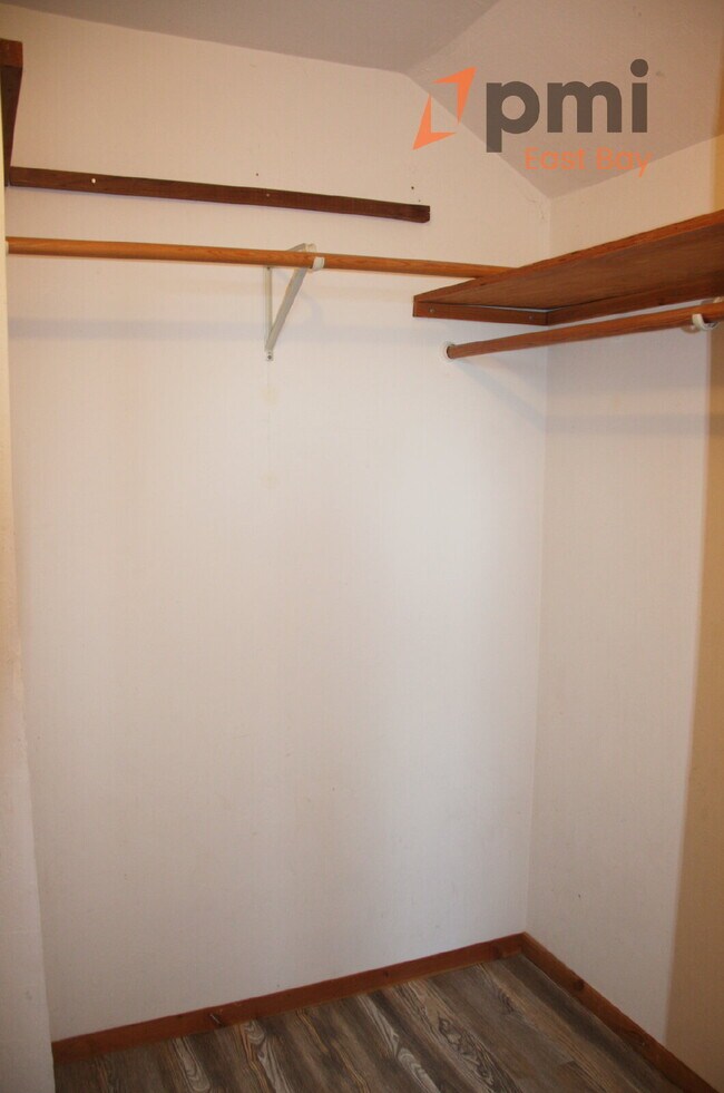 Building Photo - 4-Bedroom Residence in Martinez with Flexi...