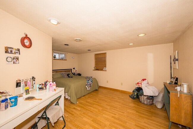 Building Photo - Great 4 Bedroom/2 Bath Home near UND!