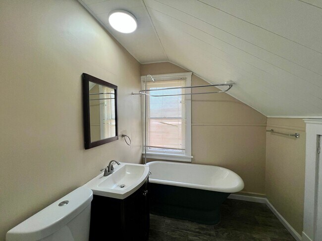Building Photo - 4 Bedrooms 2 full Bath for rent