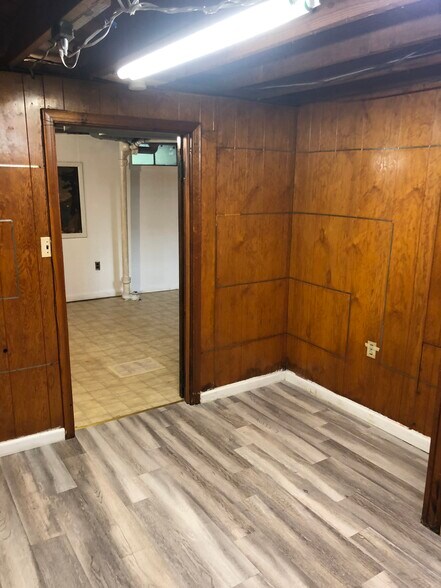 Building Photo - 3036 Greenfield Rd